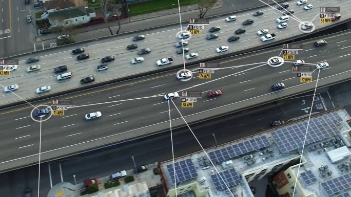 高速公路交通监控系统。连接网络。速度和身份控制系统。未来的交通工具。人工智能。汽车和司机的模糊数据。