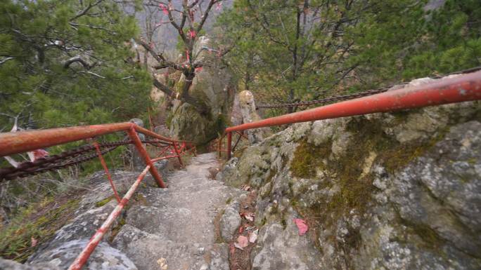 艰难盘山路陡峭路