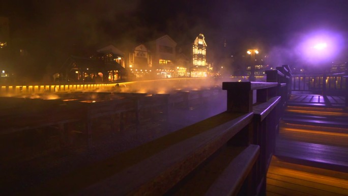 草津温泉的夜景照明。群马县草津镇