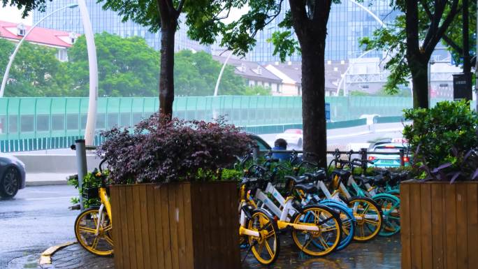 城市马路道路下雨天雨水雨滴街景街道街头风