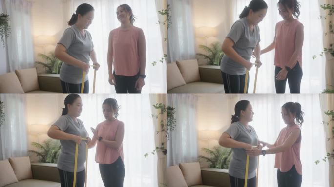 老年成年女性患者在客厅与治疗师医生一起使用阻力拉伸带运动。