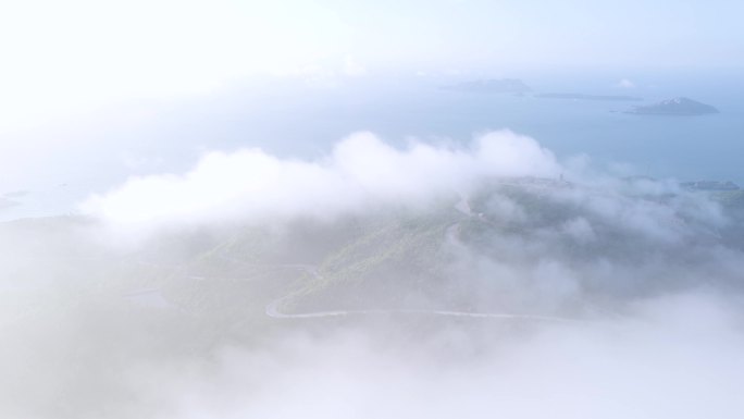 台州大陈岛垦荒纪念碑穿云雾