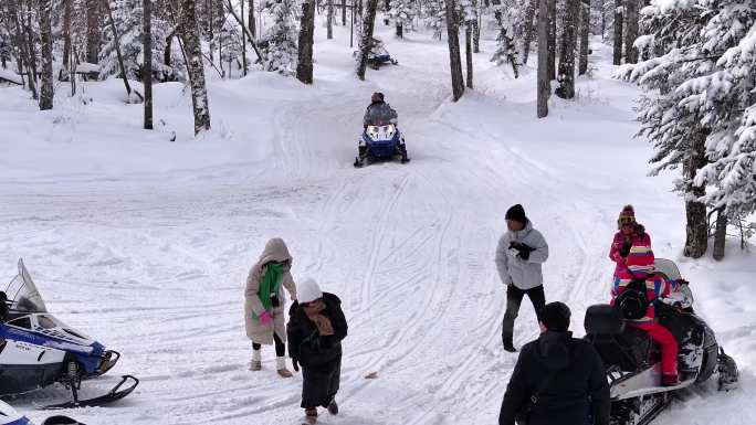 冬天东北雪地摩托车人文素材