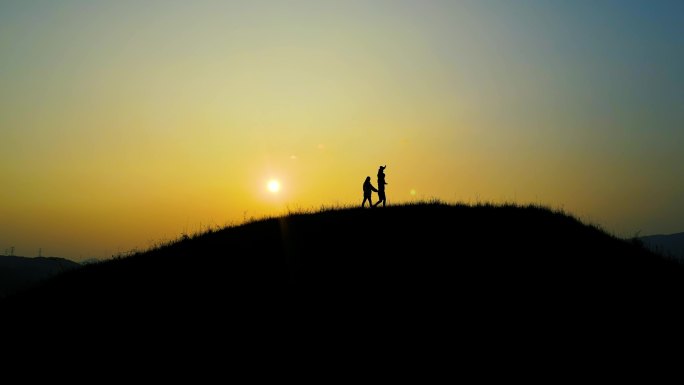 一家三口黄昏时分山顶散步温馨幸福美丽家庭