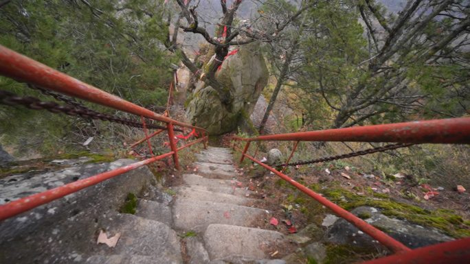 艰难盘山路陡峭路