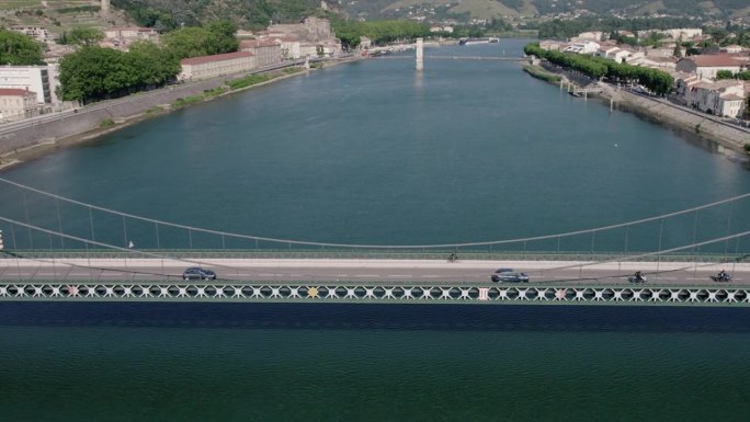 飞向行驶在法国罗纳河上的Gustave Toursier桥上的汽车。——空中