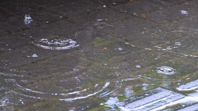 城市马路道路下雨天雨水雨滴大自然风景风光