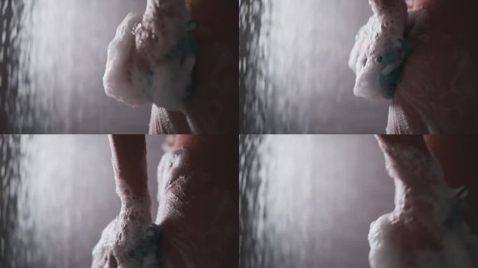 女人在淋浴间用丝瓜络洗脸