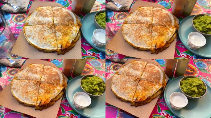 墨西哥餐厅美味的牛油果沙拉鸡肉，辣酱和酸奶油，辣味慢煮鸡肉玉米饼配奶酪，4K镜头