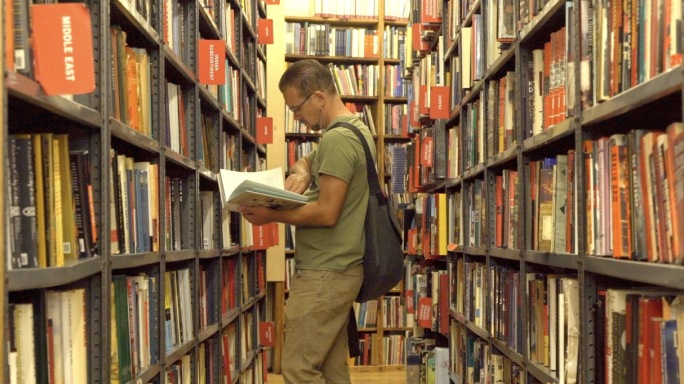 美国纽约书店 外国人在书店里挑书看书买书