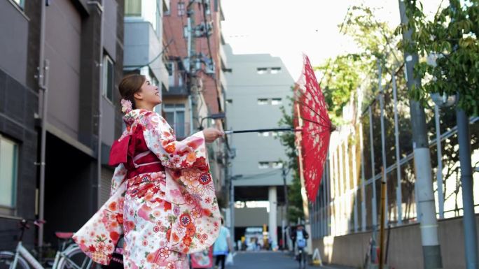 穿着日本传统和服的亚洲妇女走在老城区