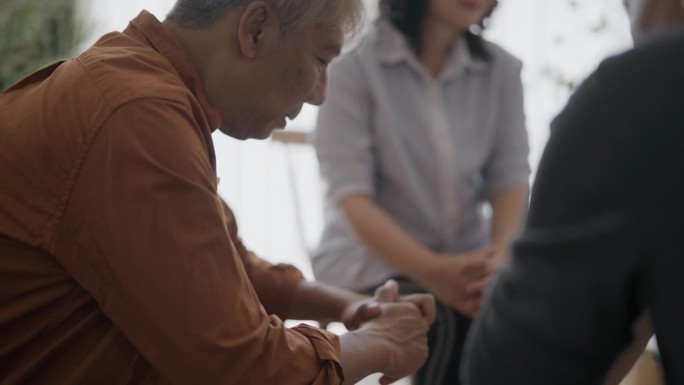 亚洲老年男子与心理治疗师讨论抑郁症和心理健康问题