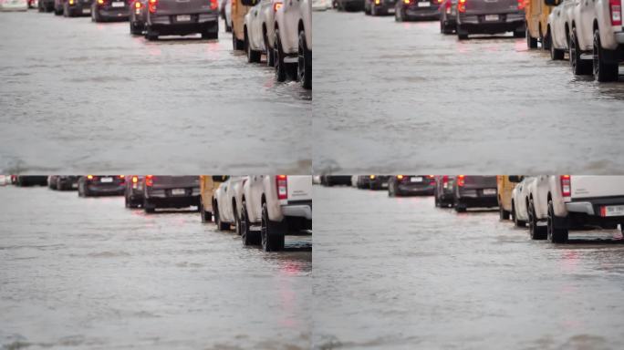 在被水淹没的道路上行驶的车辆。