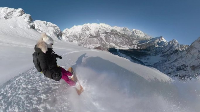 自拍:活跃的女士在雪山上滑雪时喷洒新鲜的雪