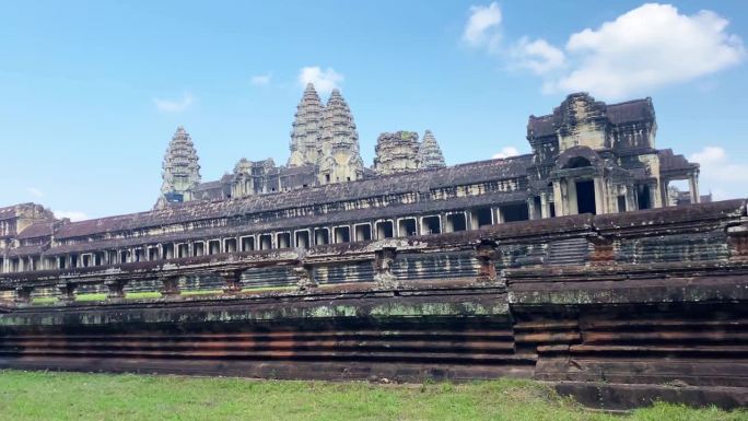 吴哥窟是为纪念毗湿奴神而建的寺庙建筑群，位于柬埔寨北部暹粒省吴哥地区