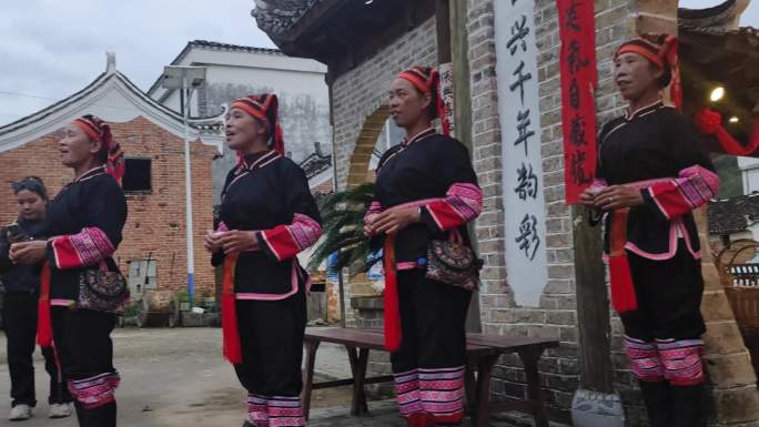 广西三月三传统节日少数民族团结苗族仫佬族