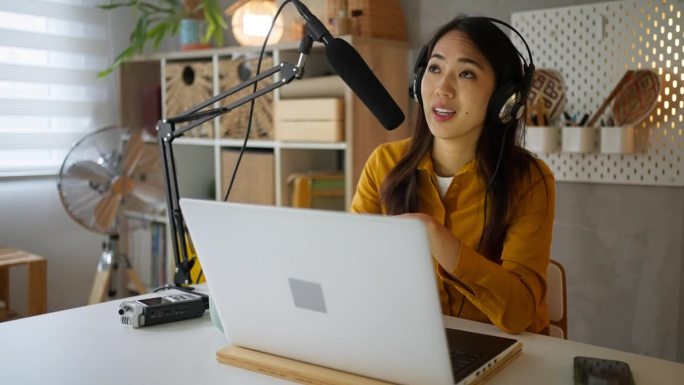 一位日本女性，在她的家庭工作室录制播客