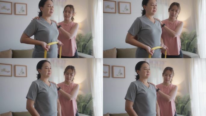 亚洲女教练教老妇人在家使用阻力带
