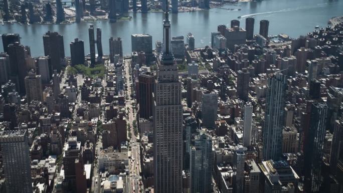 纽约市商业中心。著名的装饰艺术摩天大楼的空中弧线镜头。从直升机上俯瞰令人印象深刻的旅游地标。曼哈顿全