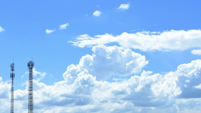 云穿过电话塔云层拍摄风起云涌蔚蓝天空