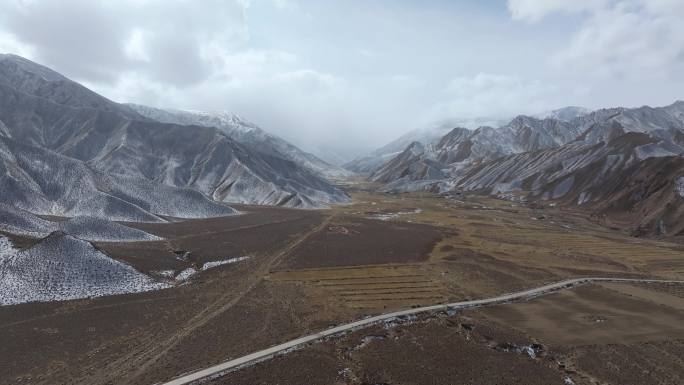 航拍青海德马高速旁的巴颜喀拉山谷