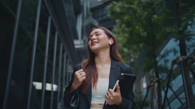 自信的亚洲女商人走路