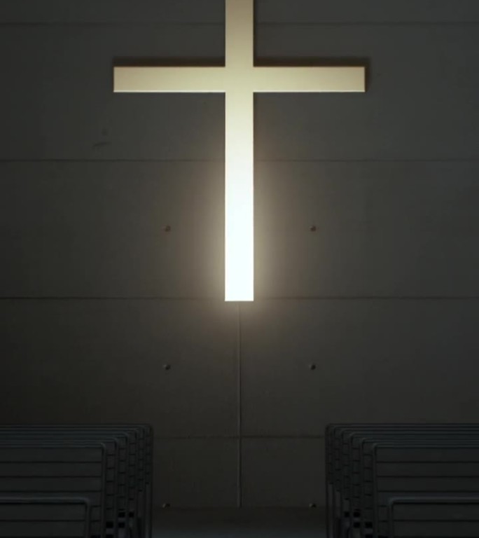 教堂的墙上装饰着一个发光的大十字架。