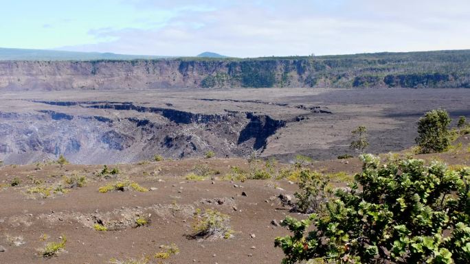2023年9月的基拉韦厄火山喷发拍摄了9月11日从东部火山口向北看，气体从火山口逸出