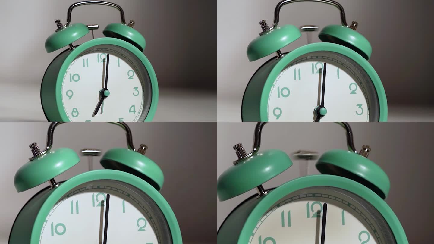 一个古老的经典绿松石闹钟在早上7点响起的特写。闹钟响了，该起床了，旧的金属表，经典的样子。复古，复古
