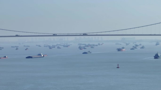 航拍长江大桥船只运输航道