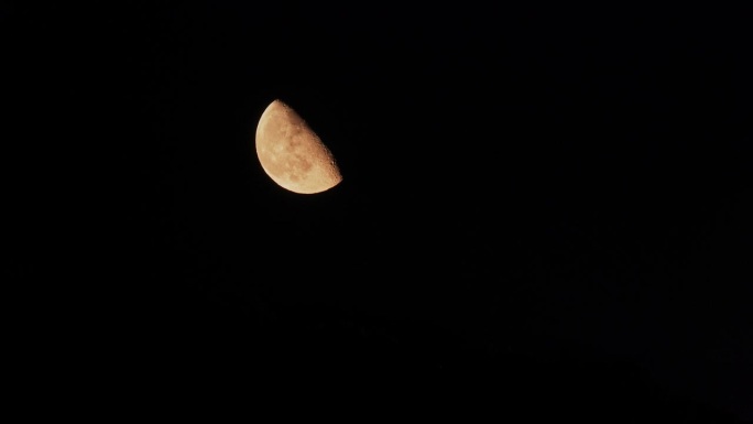 月亮从山后升起。月升在黑暗的夜空自然背景。暖黄色和橙色。土耳其地中海沿岸的月亮。副本的空间。延时。间