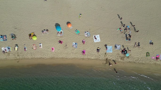 鸟瞰透明的蓝色大海，在夏天阳光明媚的日子里有美丽的海浪。热带景观从空气的海洋与蔚蓝的水，在日落沙底。