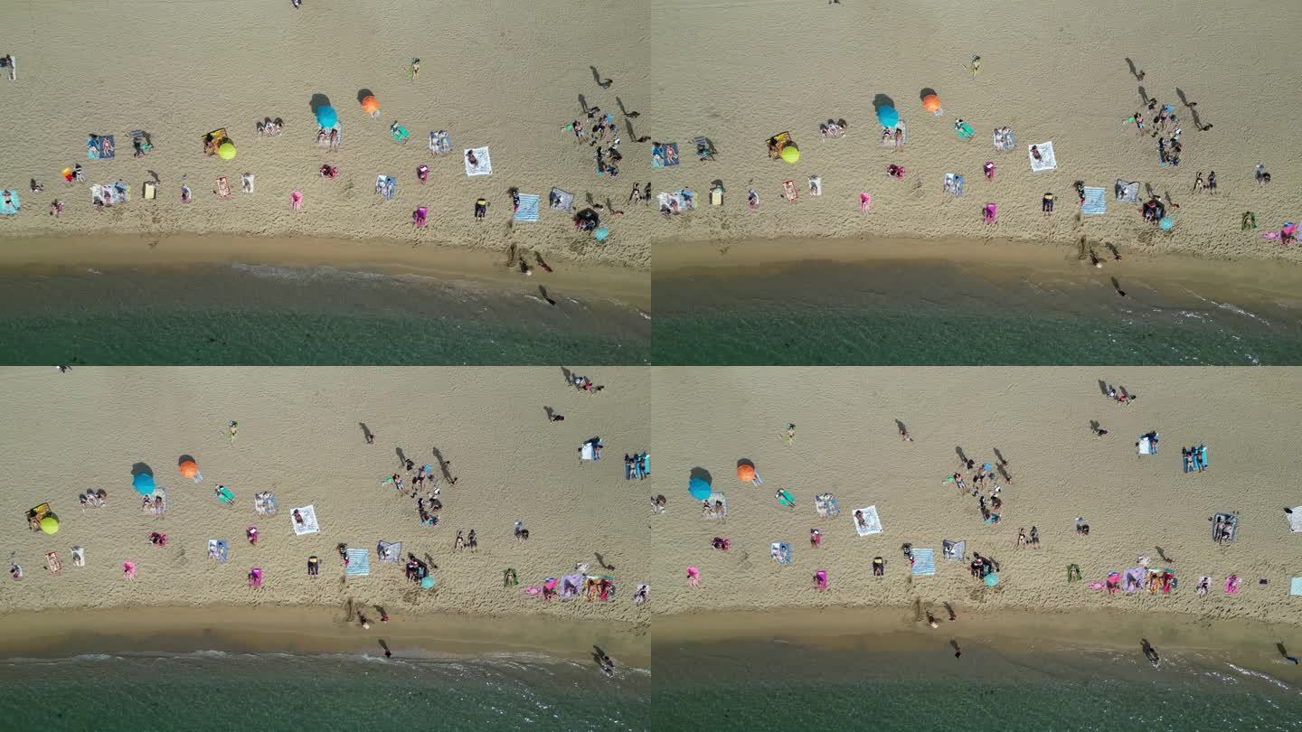 鸟瞰透明的蓝色大海，在夏天阳光明媚的日子里有美丽的海浪。热带景观从空气的海洋与蔚蓝的水，在日落沙底。