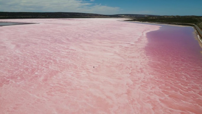 格雷戈里港赫特泻湖航拍视频，一个人走在赫特泻湖海洋盐湖表面，西澳大利亚