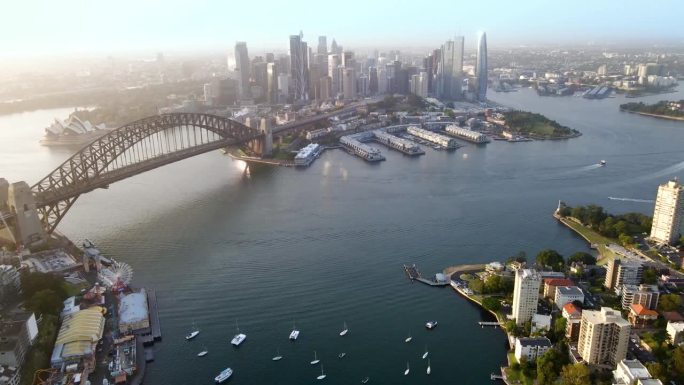 从新南威尔士州拉文德湾上空，无人机俯瞰悉尼市、悉尼港和海港大桥