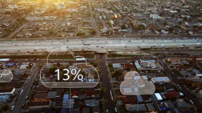 空中智能高速公路。网络连接和带有百分比的云计算图标。技术理念、数据通信、人工智能、物联网。高速公路上