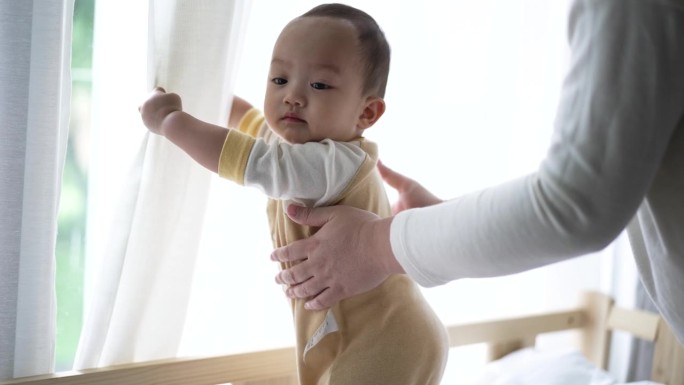 妈妈和儿子宝贝男孩在卧室里开心和有趣的早上时间在家里