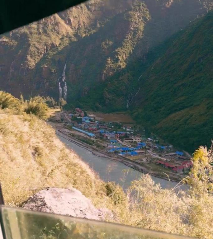 在尼泊尔安纳普尔纳赛道的山脊上开车