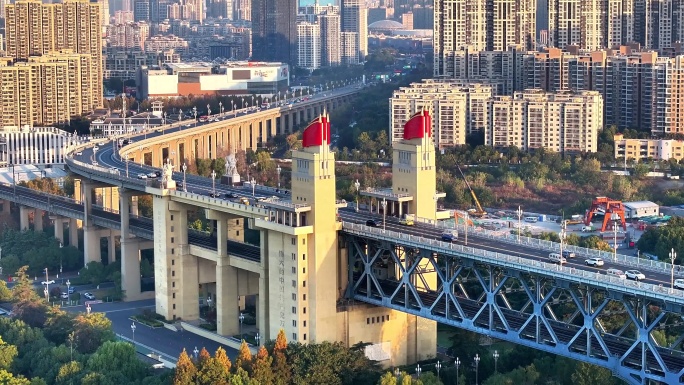 航拍清晨南京长江大桥日出车流铁路紫峰