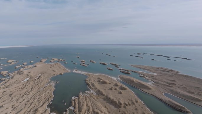 航拍青海乌素特水上雅丹风景