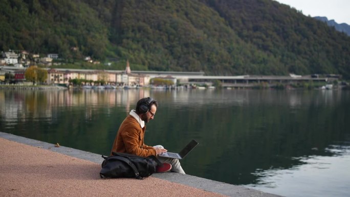 湖边远程工作湖边办公灵活工作湖景办公