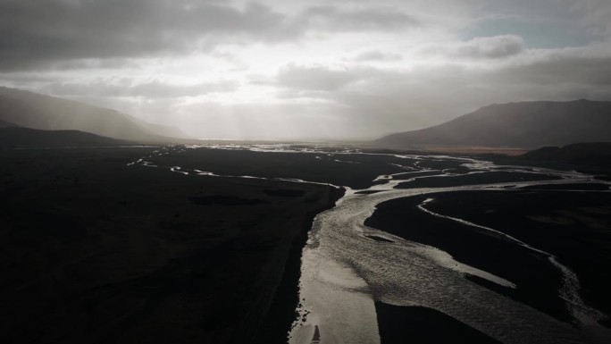 电影空中托尔山谷，冰川河流流经黑色火山泛滥平原，thorsmörk戏剧性的喜怒无常的景观冰岛