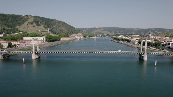 古斯塔夫·图尔西耶悬索桥位于法国泰恩-艾尔米塔什的罗纳河上。——空中