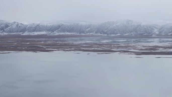 航拍青海果洛州冬格措纳湖风景