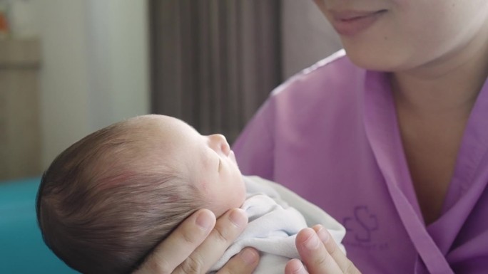 母子在医院里感受着爱，新生儿