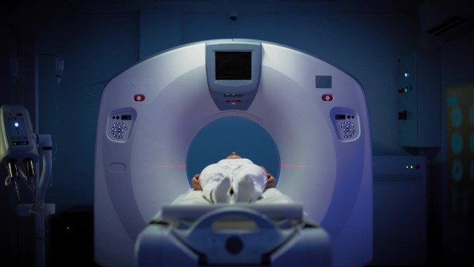 躺在CT或MRI扫描床上的女性患者，扫描她的大脑。镜头在医学实验室或医疗机构，技术先进的设备在一个干