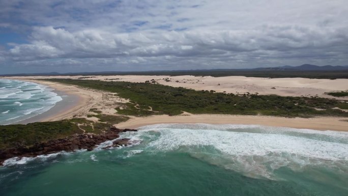 澳大利亚新南威尔士州旺德拉巴海滩或吉米海滩附近的暗点步道沙丘。空中拍摄