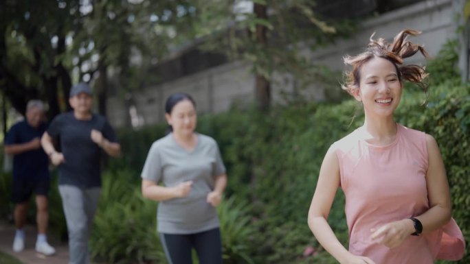 夏日里，一群老年人在一位年轻女教练的指导下慢跑