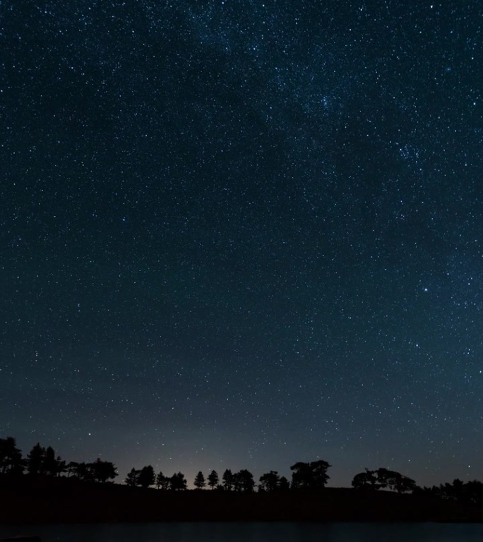 梦幻般的天空和星星延时视频。英仙座流星。9:16)。垂直