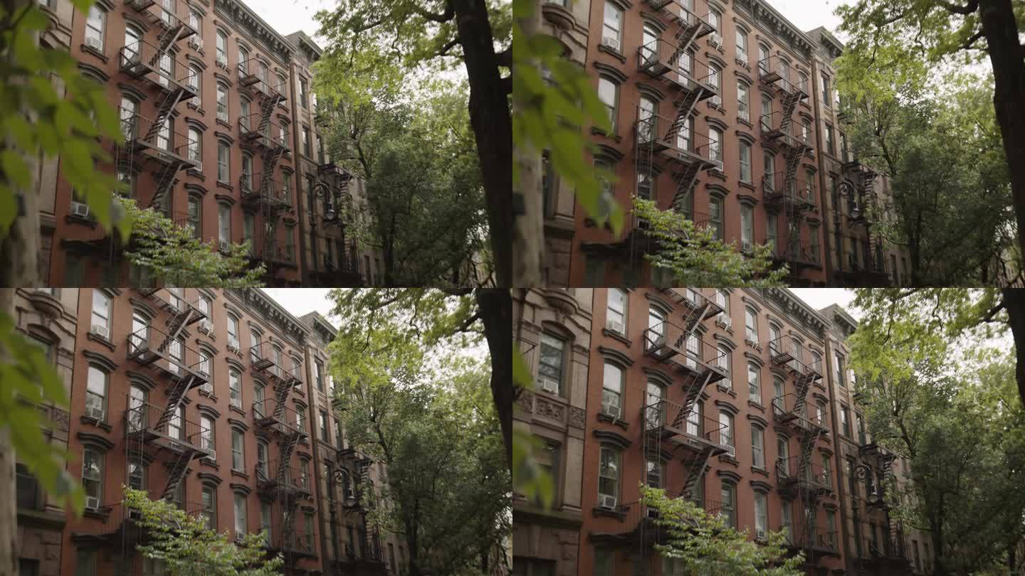 在纽约市重建旧褐石屋拍摄。带紧急楼梯和空调的砖混多层公寓楼日间城市建筑
